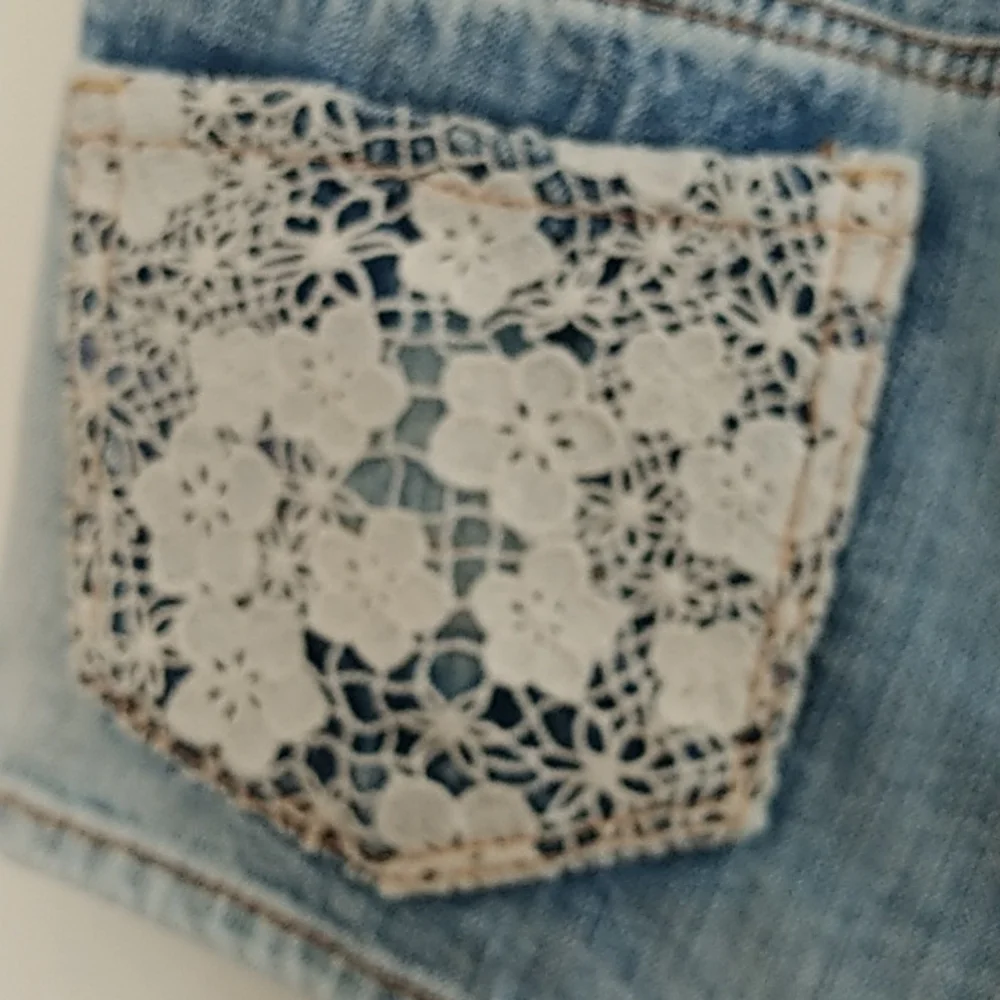 American Eagle Outfitters "Shortie" Denim Lace Shorts sz 00 - Picture 4 of 10